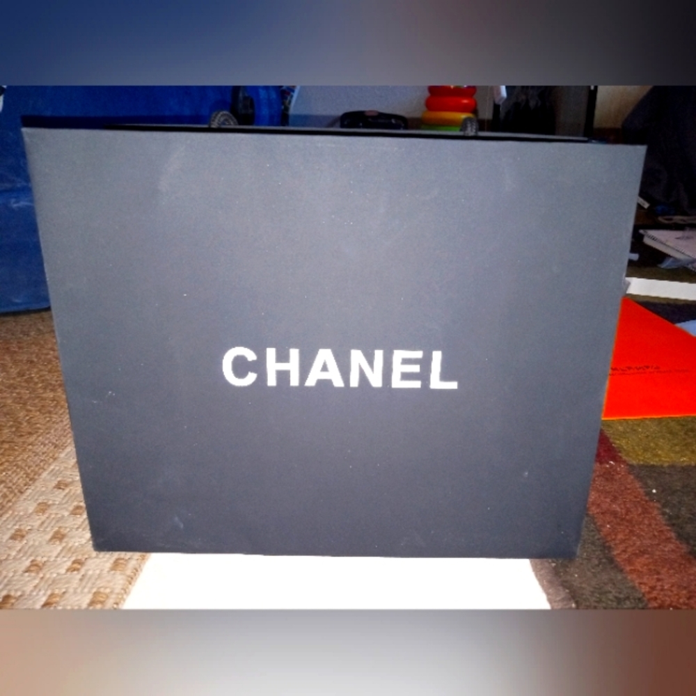 CHANEL shopping bag